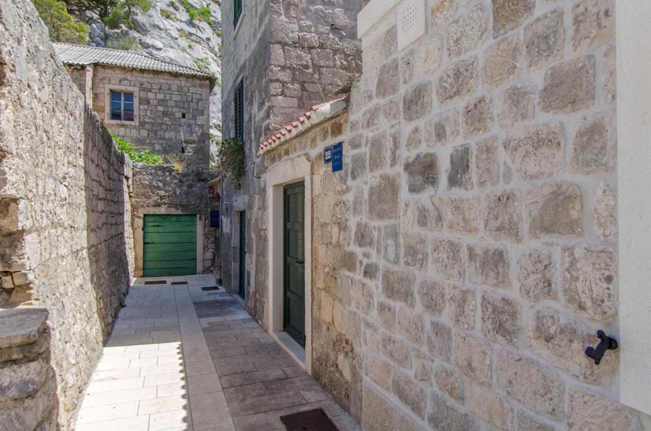 Apartment Mira Omis
