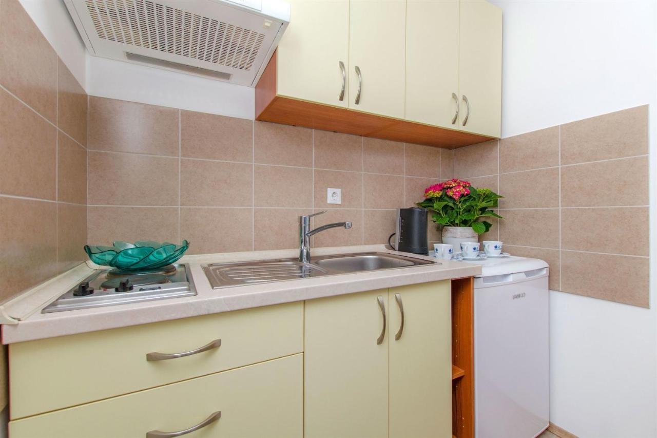 Apartment Mira Omis