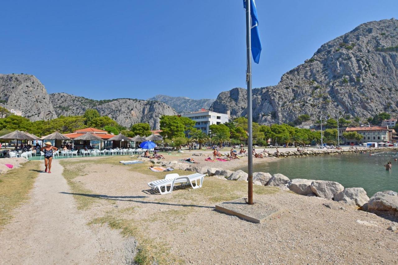 Mira Omis