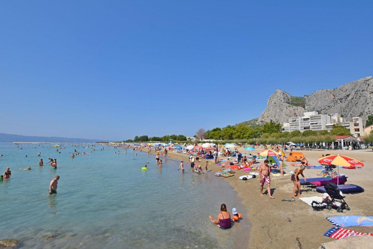 Mira Omis
