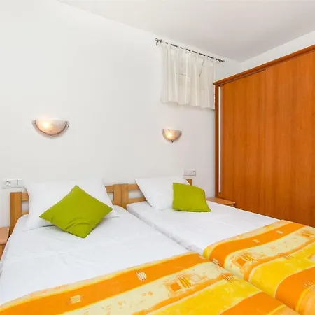 Apartments Mira Omis Exterior photo