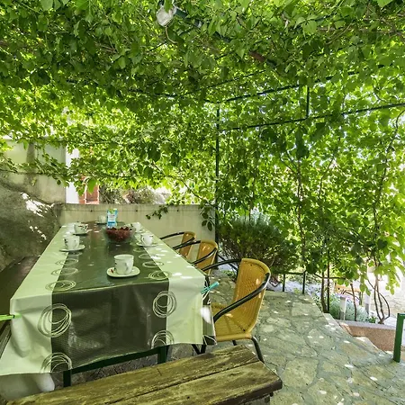 Apartments Mira Omis Exterior photo