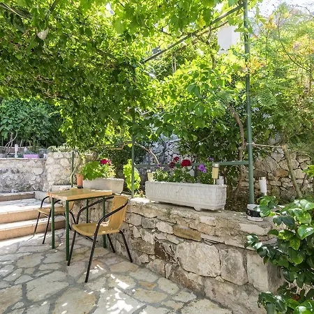 Apartments Mira Omis Exterior photo